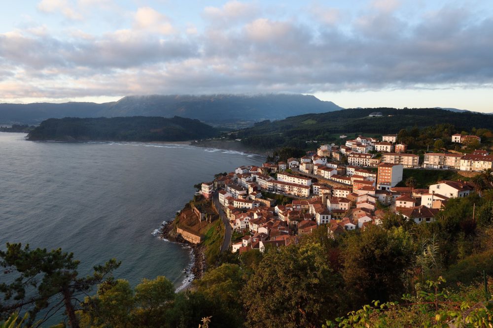 Lastres_Wikimedia_Commons_Tim_Adams-1000x666 - 3 pintorescos pueblos de la costa asturiana para disfrutar en pareja