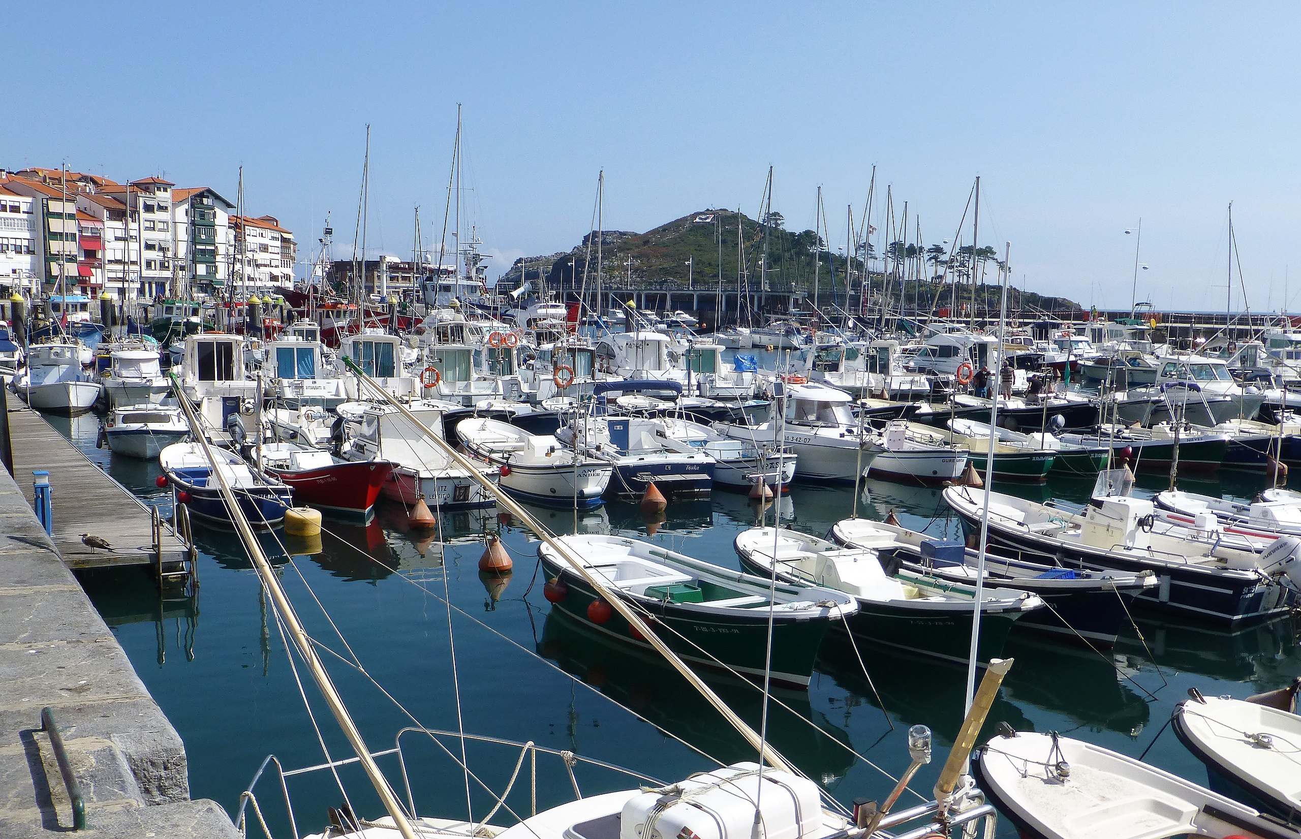 El bonito pueblo marinero vasco con bellas playas y callecitas pintorescas