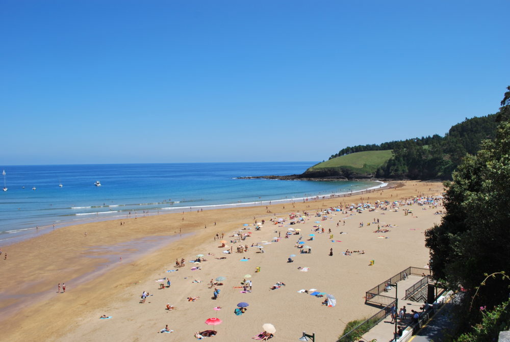 Lekeitio-playa-Wikimedia-Commons-1-1000x671 - El bonito pueblo marinero vasco con bellas playas y callecitas pintorescas