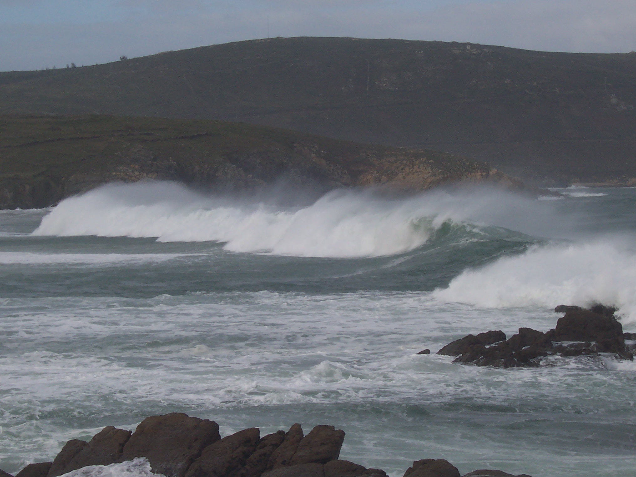 Tiene preciosas playas, acantilados impresionantes, está a 35 minutos de La Coruña y es un pueblito que tiene encanto