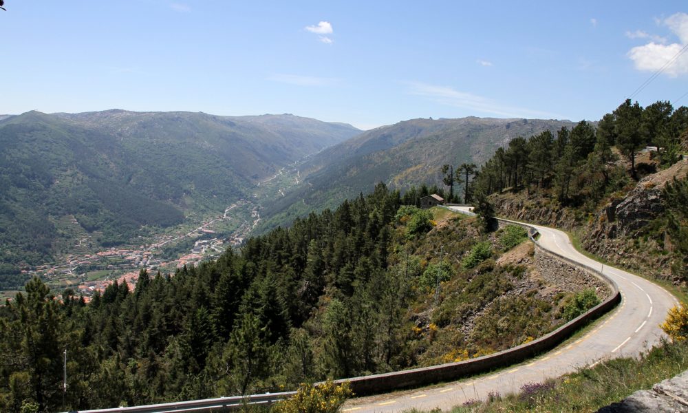 Manteigas-wikimedia-commons-Gerd-Eichmann-1000x600 - El alucinante pueblo de montaña de Portugal elogiado por la Organización Mundial del Turismo que está a dos horas de Salamanca