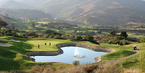 Mijas-Dionbreend-en-Wikimedia-Commons - El pueblo blanco andaluz con preciosas playas, campos de golf y una gran fortaleza histórica