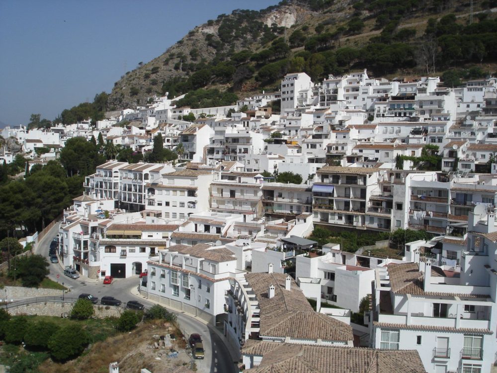 El pueblo blanco andaluz con preciosas playas, campos de golf y una gran fortaleza histórica