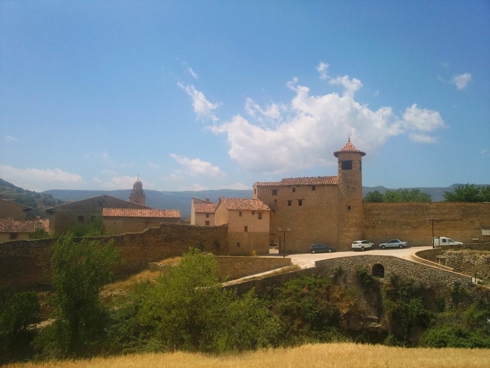 Mirambel_Wikimedia_Commons_JAVITROM2014-1000x750 - El acogedor pueblito a 1 hora de Teruel que es perfecto para pasar el día