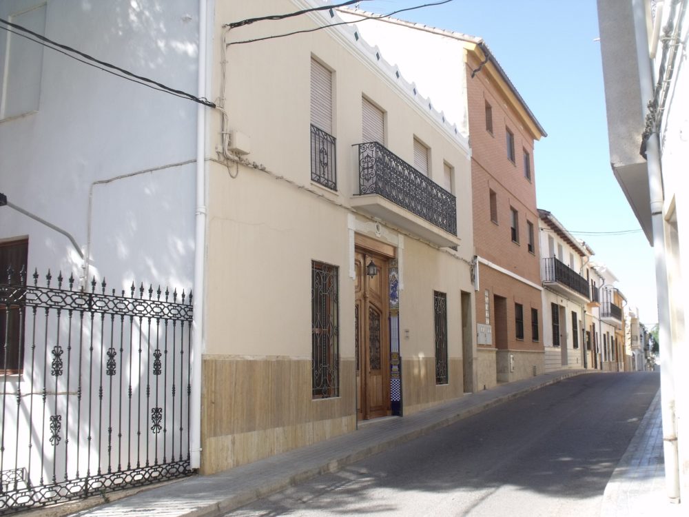 Montserrat_dAlcalans_wikimedia_commons_19Tarrestnom652-1000x750 - El tranquilo pueblo a media hora de Valencia con impresionantes vistas panorámicas que es perfecto para hacer senderismo