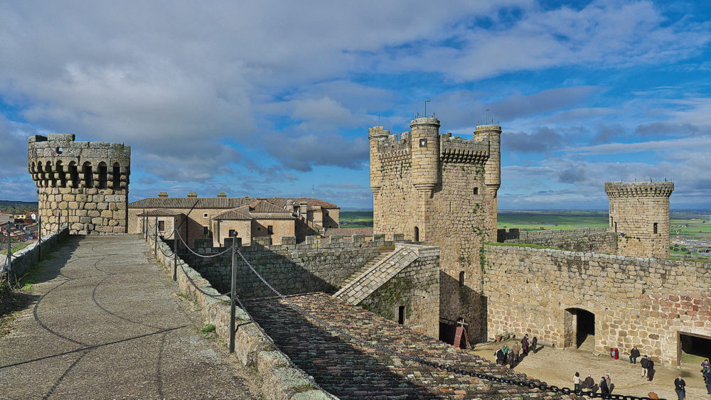 Oropesa-Jose-Luis-Filpo-Cabana-en-Wikimedia-Commons-1000x563 - El pueblito que casi nadie visita en Toledo y tiene un maravilloso castillo y hermosos jardines