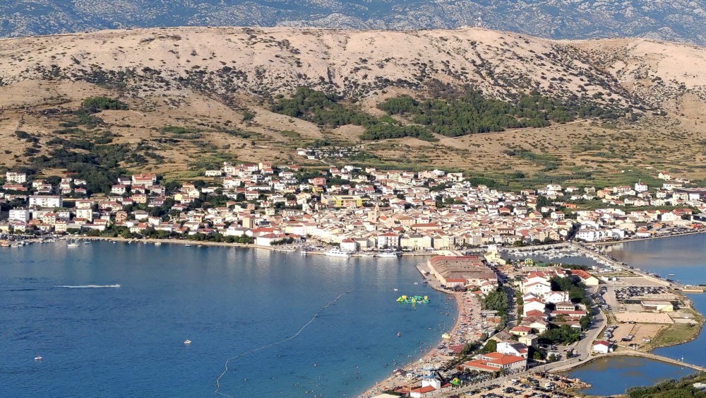 Pag_wikimedia_commons_H.Helmlechner-1000x563 - Esta playa es considerada una gema oculta de Europa por su inusual paisaje
