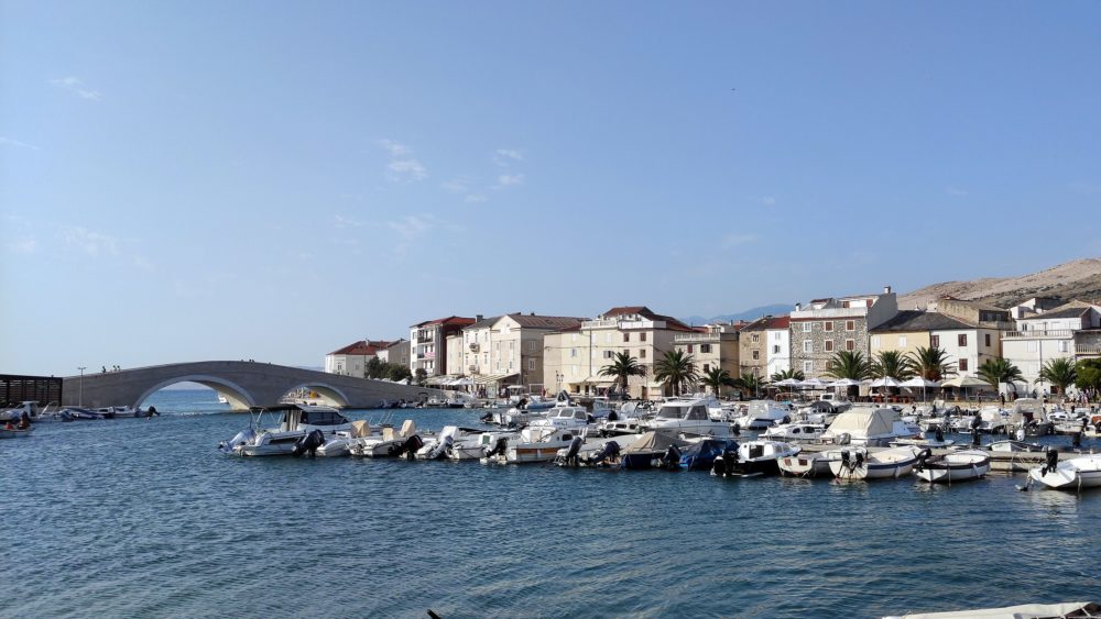 Pag_wikimedia_commons_H.Helmlechner2-1000x563 - Esta playa es considerada una gema oculta de Europa por su inusual paisaje