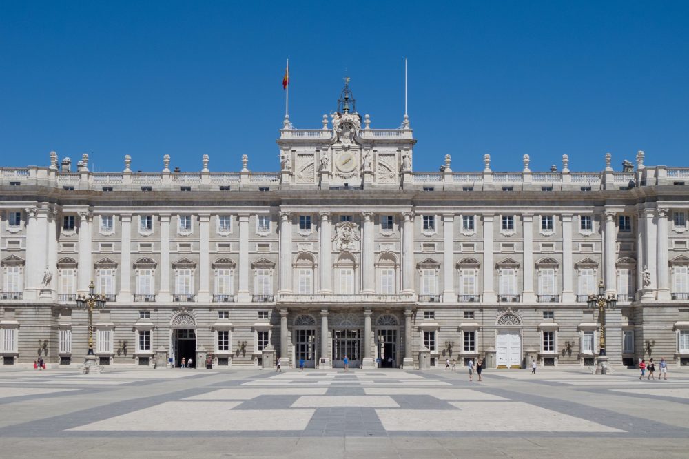 Palacio_Real_de_Madrid_wikimedia_commons_Carlos_Delgado-1000x666 - Semana Santa 2024 en España: los mejores destinos de Madrid para visitar