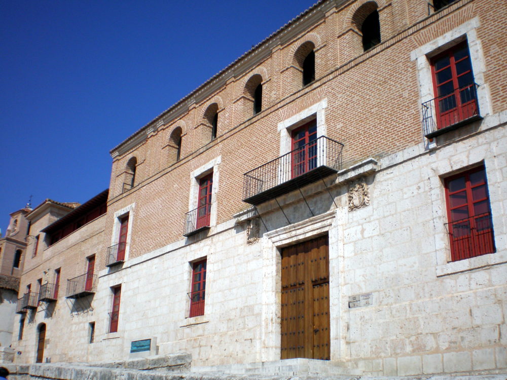Palacio_del_Tratado_de_Tordesillas_Wikimedia_Commons_panoramio-1000x750 - Está a 30 minutos de Valladolid, es un pueblo de mucha importancia histórica y tiene hermosas calles para recorrer