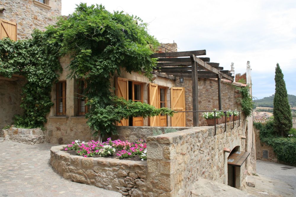Pals-Josemanuel-en-Wikimedia-Commons-1000x667 - 3 pueblos con encanto cerca de Girona para una escapada romántica