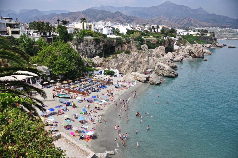 Playa_Nerja_Costadelsol_malaga_wikimedia_commons_Rober-Martinez-1000x664 - Las 3 increíbles playas de España donde hace calor todo el año