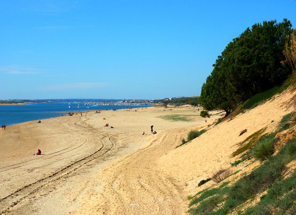 Playa_de_El_Portil-Huelva_-_24230960883-1000x728 - El pueblito que casi nadie visita en Huelva y tiene playas vírgenes, casitas blancas y un faro con vistas espectaculares