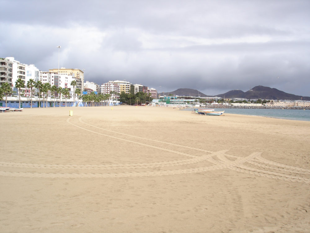 Playa_islas_canarias_wikimedia_commons_Pepelopex-1000x750 - Las 3 increíbles playas de España donde hace calor todo el año