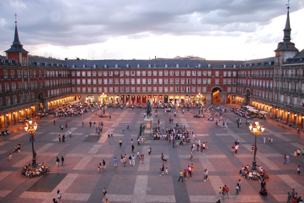 Plaza_Mayor_De_Madrid_Wikimedia_Commons_Sebastian_-Dubiel-1000x670 - Semana Santa 2024 en España: los mejores destinos de Madrid para visitar