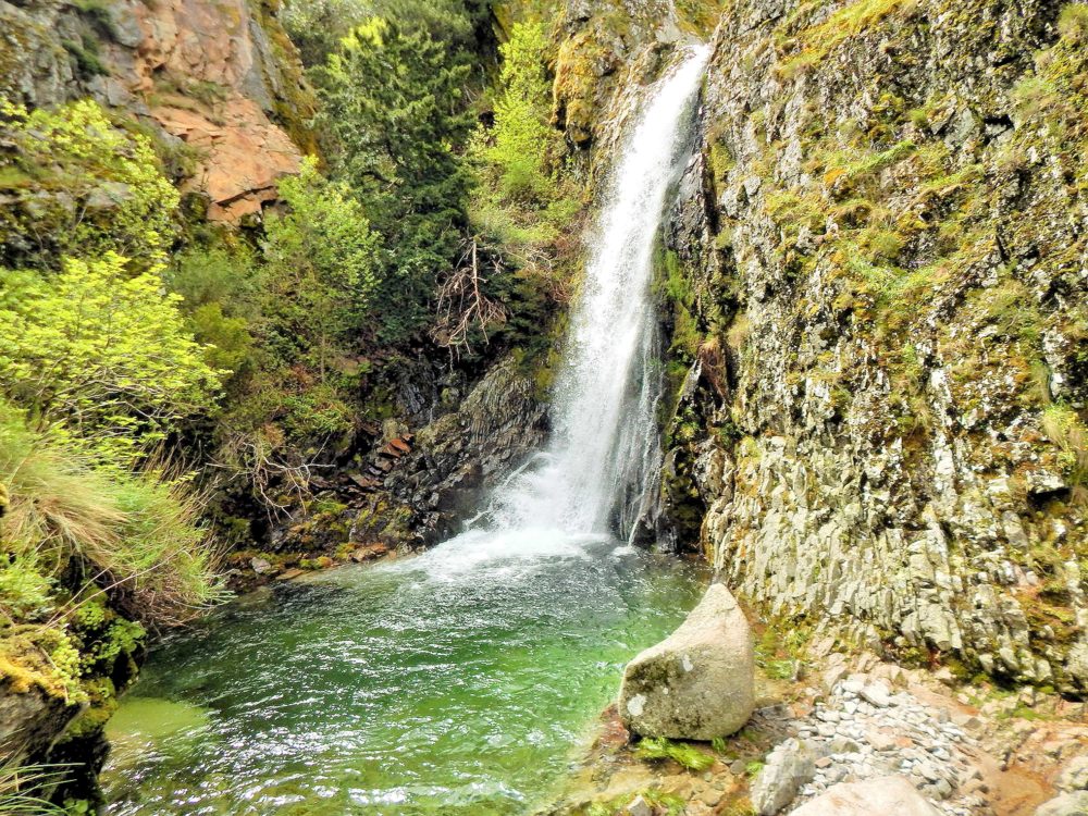 Poco_do_Inferno_Manteigas_wikimedia_commons_Ncletorosa-1000x750 - El alucinante pueblo de montaña de Portugal elogiado por la Organización Mundial del Turismo que está a dos horas de Salamanca