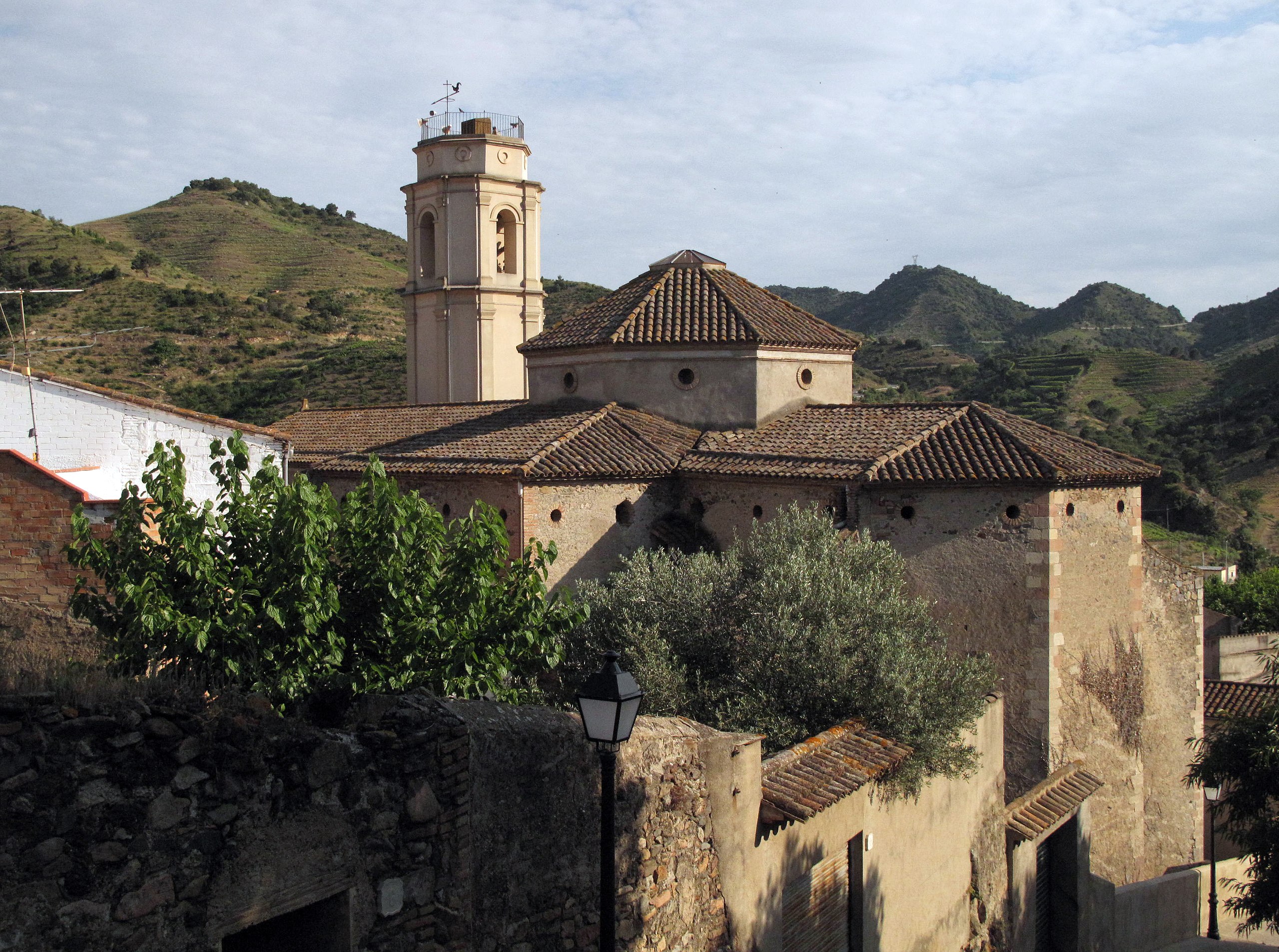 El hermoso pueblo de Tarragona que está entre las montañas y es ideal para una experiencia enológica