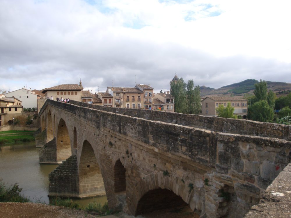Puente_la_Reina-Gares_zubitarra-1000x750 - El pueblo a 20 minutos de Pamplona con un bonito puente medieval, hermosos paisajes y que es ideal para senderismo