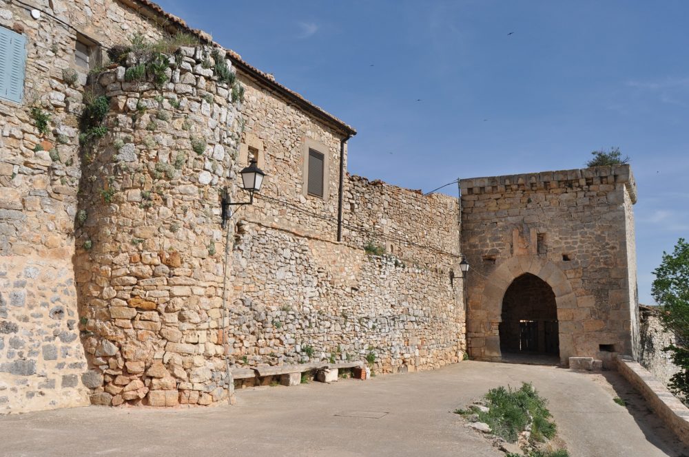 Rello-Luis-Rogelio-HM-en-Wikimedia-Commons-1000x664 - Está a 1 hora de Soria y es un pueblito medieval con 20 habitantes y una hermosa muralla con un torreón