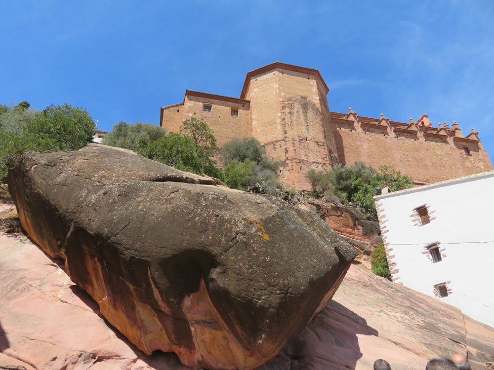 RocaGrossa-Juan-Emilio-Prades-Bel-en-Wikimedia-Commons-1000x750 - El increíble pueblo de Castellón con un castillo medieval y una impactante roca de 222 millones años de antigüedad