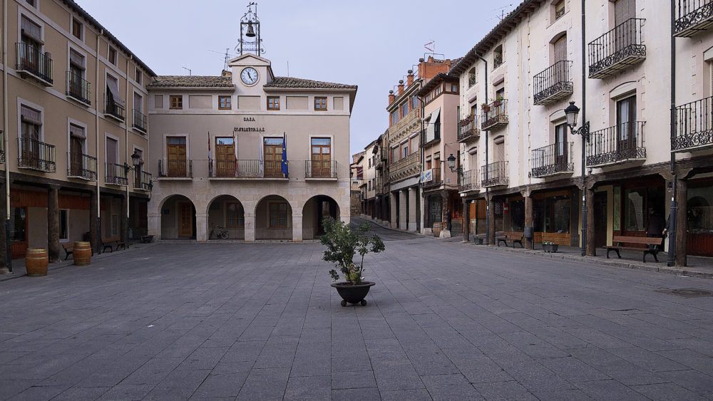 San-Esteban-de-Gormaz-plaza-mayor-1000x563 - El pueblito que casi nadie visita en Soria y tiene un monasterio, un castillo divino y paisajes de ensueño