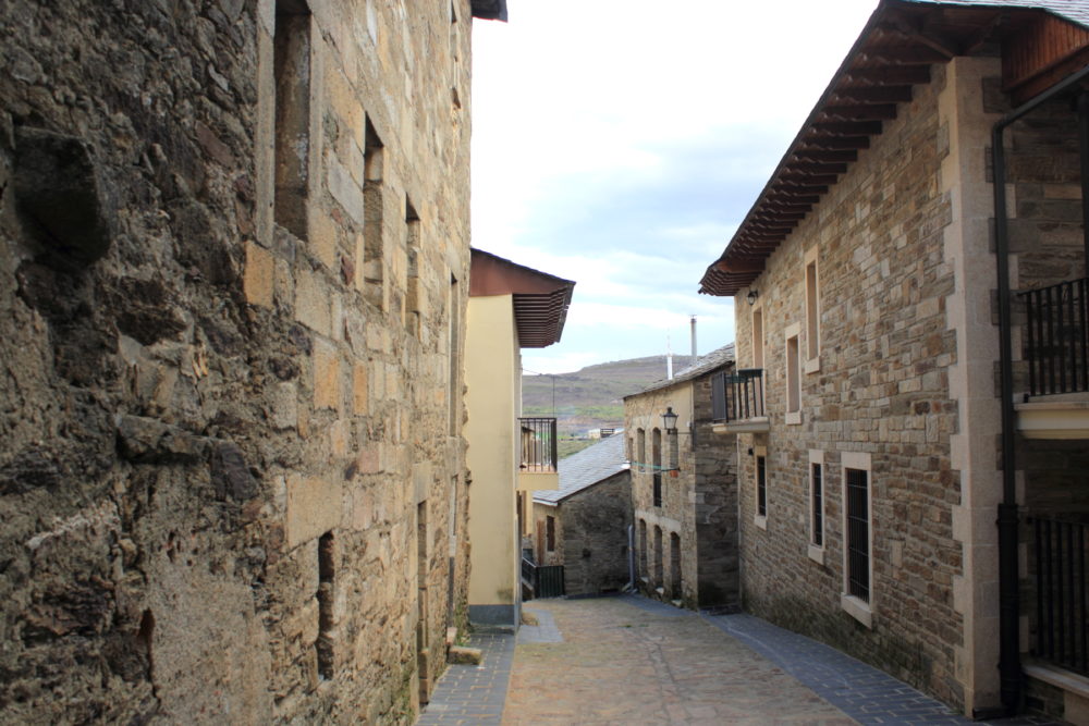 El pueblito que casi nadie visita en Zamora y tiene un castillo templario y un puente medieval