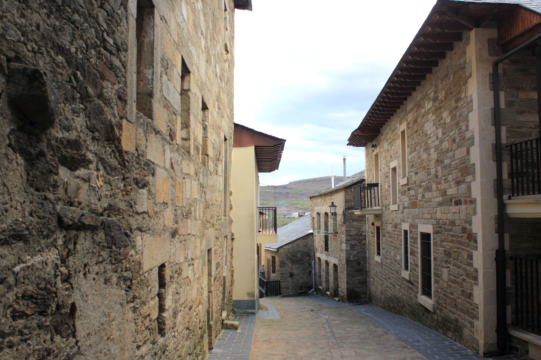 El pueblito que casi nadie visita en Zamora y tiene un castillo templario y un puente medieval