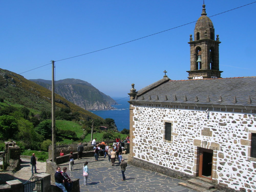 Santuario_de_San_Andres_de_Teixido_wikimedia_commons_Juan-Jose-Hernandez-Rodriguez-1000x748 - La pequeña villa marinera de Galicia con un templo situado en uno de los mayores acantilados de Europa