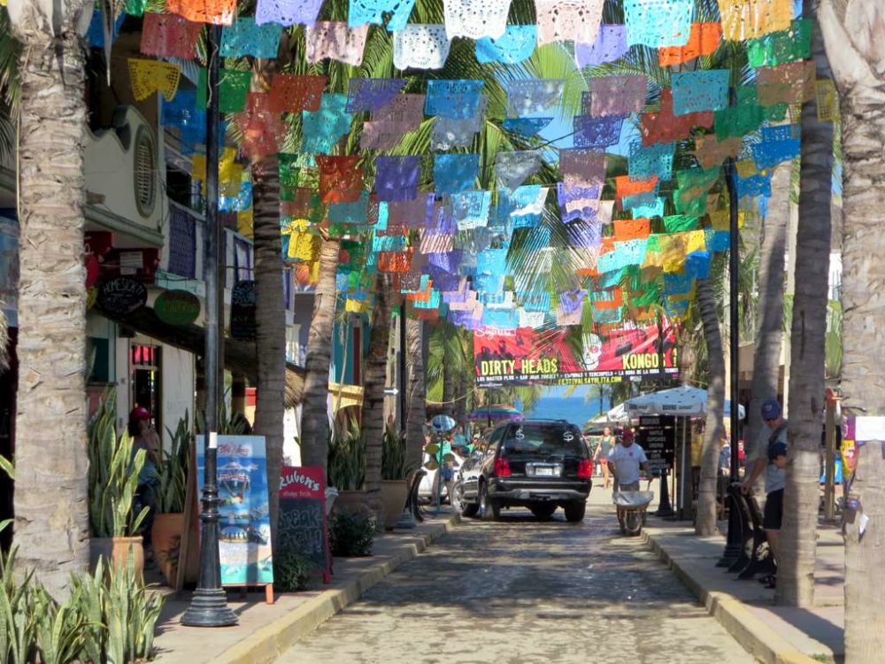 Sayulita-David-Stanley-en-Wikimedia-Commons-1000x750 - El Pueblo Mágico que es la capital del surf con preciosas playas y paisajes naturales