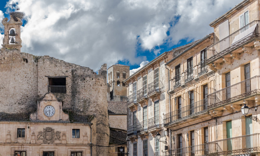 Este tranquilo pueblo tiene un gran castillo, unas aguas termales con hermosos paisajes y está a 90 minutos de Madrid