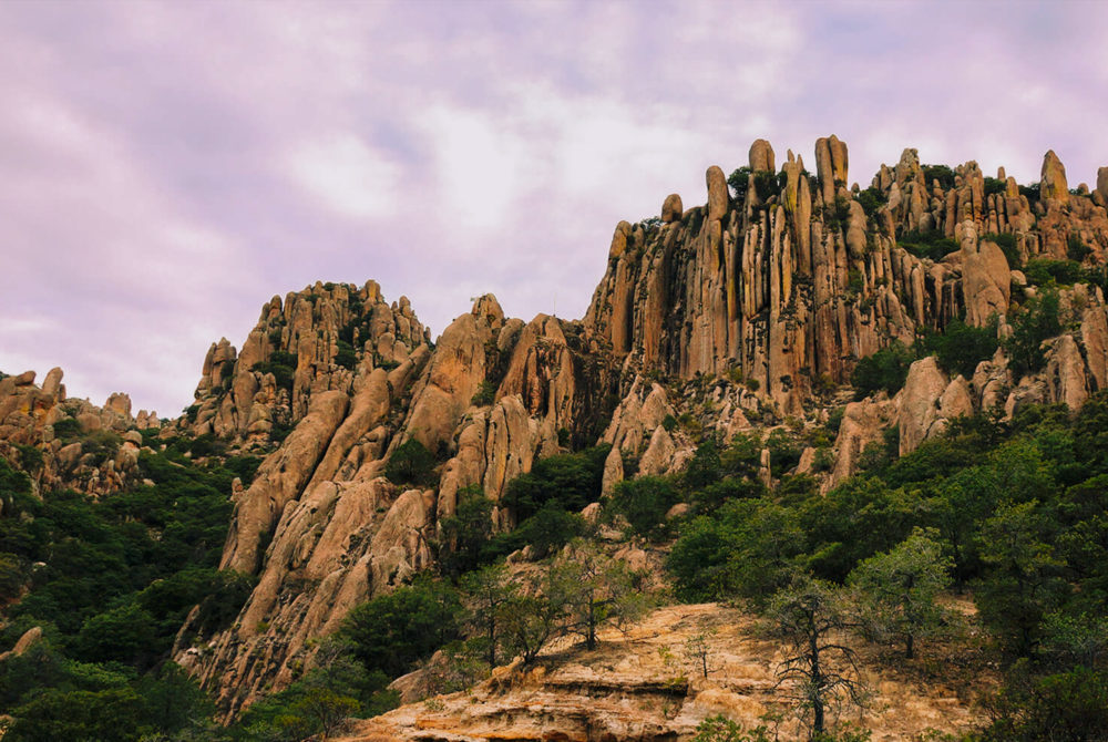 Está a 40 minutos de Zacatecas, tiene una preciosa sierra y es un Pueblo Mágico con una gran feria de la primavera