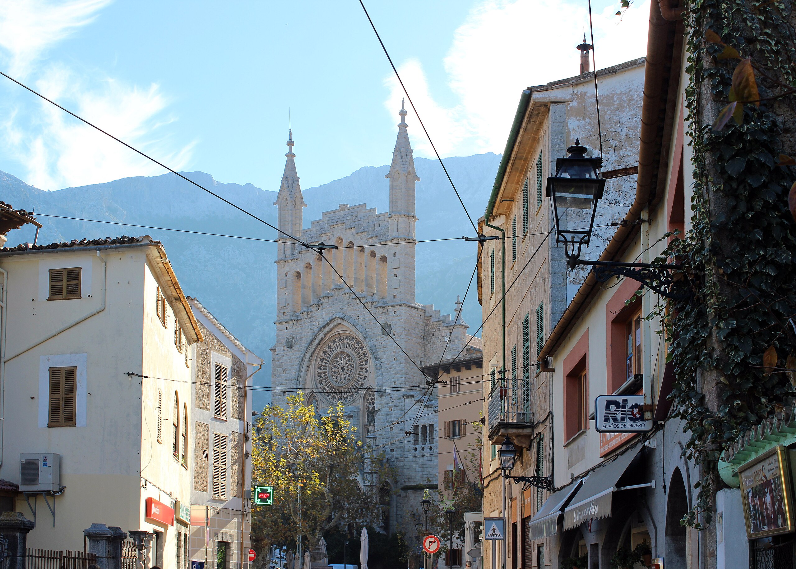 Es una gema oculta en Mallorca, tiene playas preciosas y es un pueblo perfecto para el ecoturismo