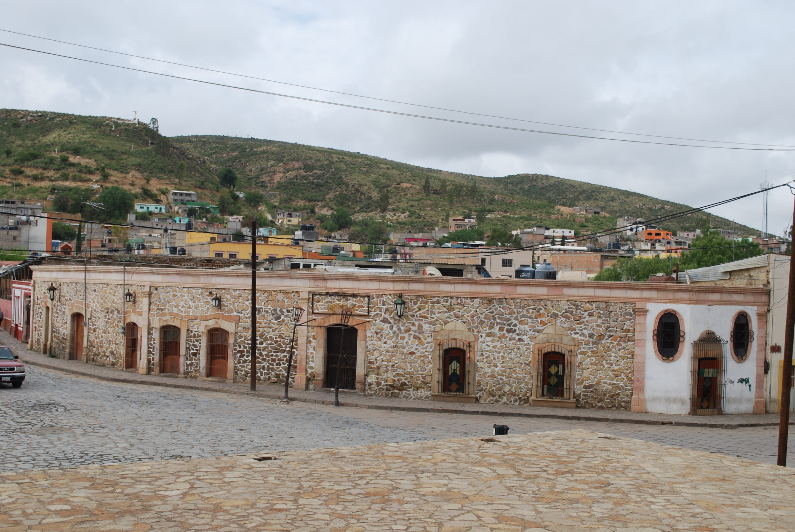 Está a 2 horas de Zacatecas, tiene ricas brujitas y nieves y es un Pueblo Mágico con bonitos paisajes entre cerros