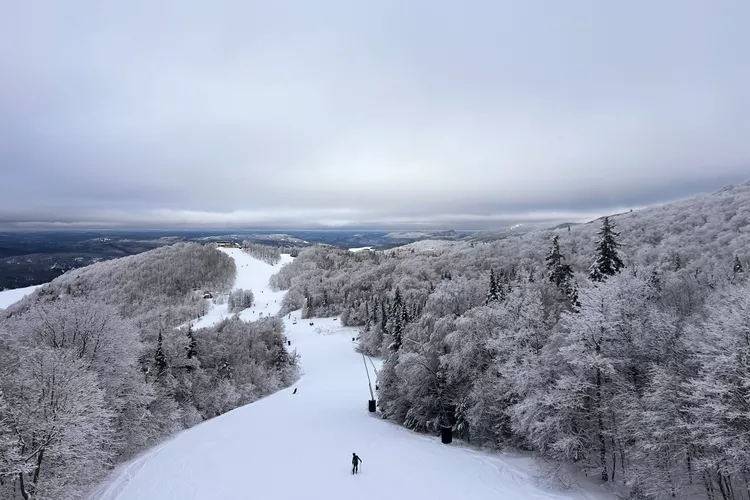 TAL-aerial-view-of-ski-trails-MONTTREMBLANT0224-1f14e89caced4b31be9e19e65322ade7 - Este encantador y colorido pueblo de esquí tiene un aire europeo y es un viaje fácil desde la costa este