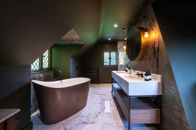 TAL-bathroom-guestroom-cotchford-farm-COTCHFORD0224-c9df2844b05743c69af4a1701a98c07c-2 - La icónica región vinícola de California está cubierta de flores de color amarillo brillante en este momento: aquí te explicamos cómo verlas