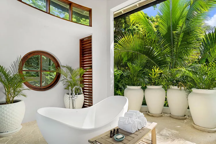 TAL-bathroom-oceana-villa-tryall-club-TRYALLVILLAS0324-be590725d27f4d95ade4bd9d9b731bf5 - Echa un vistazo a este lujoso resort en Jamaica, con piscinas privadas e impresionantes vistas al Caribe