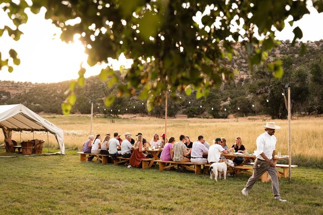 TAL-dining-table-PAINTROCKCANYON0324-49477712b3364f6b83891edb34b48e90 - Este nuevo rancho de lujo en Wyoming, en el oeste de Estados Unidos, ofrece tiendas de campaña estilo safari, pesca con mosca y un chef privado