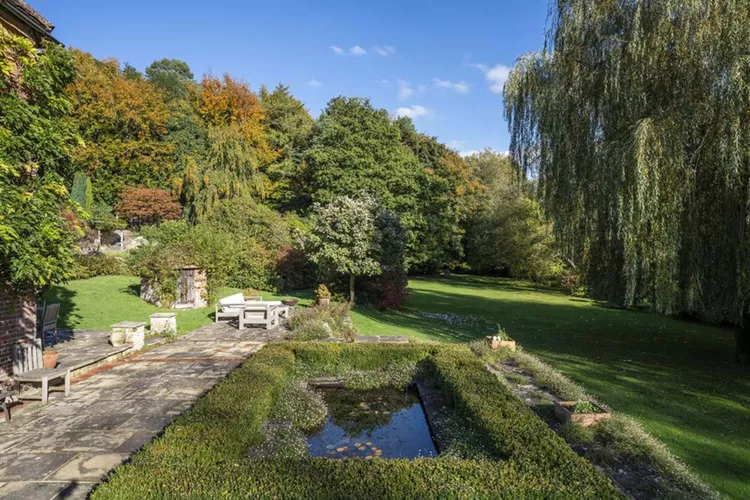 TAL-exterior-cotchford-farm-COTCHFORD0224-301ce2336ce84782a16630192551f009 - Esta granja del siglo XVI en la campiña inglesa fue la inspiración para Winnie-the-Pooh y tiene piscina climatizada, cancha de tenis y biblioteca