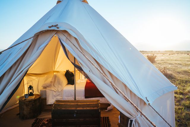 TAL-guest-tent-PAINTROCKCANYON0324-70d19abc81154456a460b640045c2afe - Este nuevo rancho de lujo en Wyoming, en el oeste de Estados Unidos, ofrece tiendas de campaña estilo safari, pesca con mosca y un chef privado