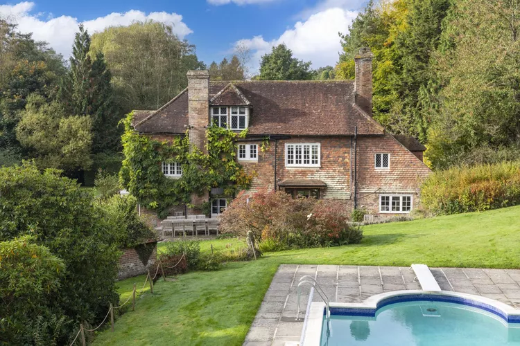 Esta granja del siglo XVI en la campiña inglesa fue la inspiración para Winnie-the-Pooh y tiene piscina climatizada, cancha de tenis y biblioteca