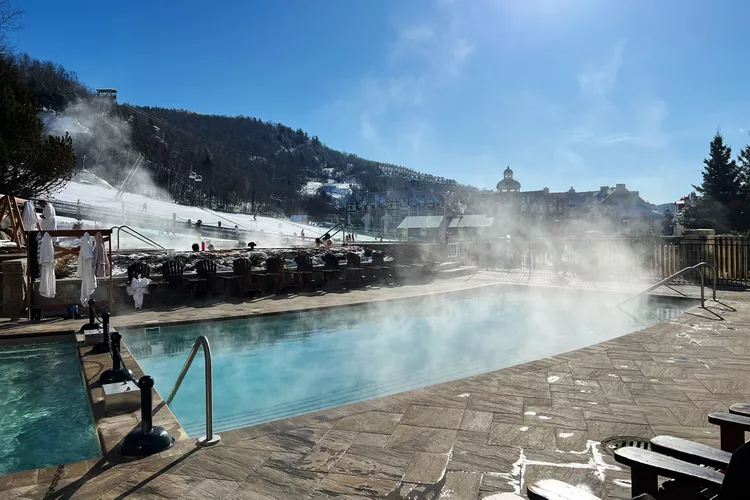 TAL-heated-pool-at-the-fairmont-MONTTREMBLANT0224-06fabc1944b64abea222451fc56c4a5a - Este encantador y colorido pueblo de esquí tiene un aire europeo y es un viaje fácil desde la costa este