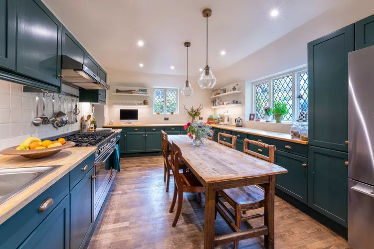TAL-kitchen-cotchford-farm-COTCHFORD0224-db33aea24cc740b384254d89c6099aca - Esta granja del siglo XVI en la campiña inglesa fue la inspiración para Winnie-the-Pooh y tiene piscina climatizada, cancha de tenis y biblioteca