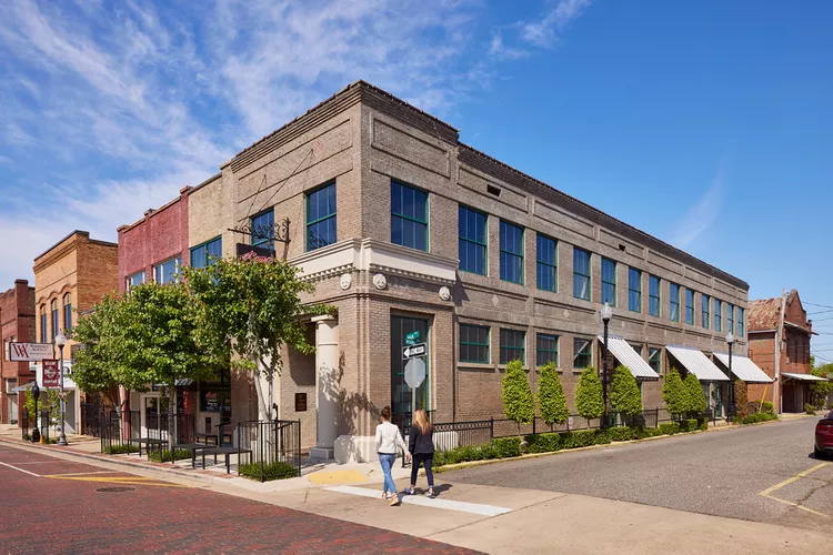 TAL-minden-shopping-MINDENLA0224-eca85f278edb4380a85fd9922f49aa61 - El pueblo más amigable del sur de Estados Unidos: hermosos lagos y tiendas de antigüedades