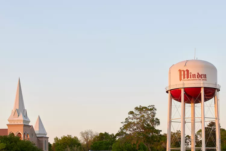 TAL-minden-watertower-MINDENLA0224-d3d391ee59cb498e99d4f8f8a3bcb9fc - El pueblo más amigable del sur de Estados Unidos: hermosos lagos y tiendas de antigüedades