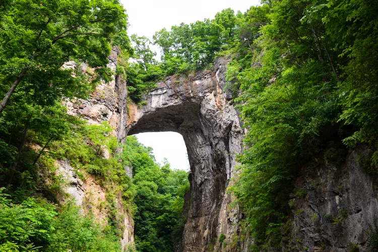 TAL-natural-bridge-PLACESVA0224-55185c05b65444e391c6a1a205dc639d - Los mejores 15 lugares para visitar Virginia, según los locales