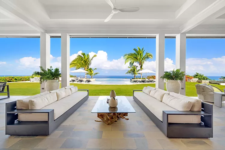 TAL-patio-lounge-oceana-villa-tryall-club-TRYALLVILLAS0324-02729e3e892b417aa1712f18ea2020e3 - Echa un vistazo a este lujoso resort en Jamaica, con piscinas privadas e impresionantes vistas al Caribe
