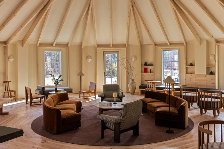 TAL-rounds-suite-sitting-area-ROUNDSSCRIBNERS0324-5f2125b69c754cd1905461cfb147d4d9 - Catskills Mountains: cabañas con forma de yurta para la escapada de fin de semana perfecta