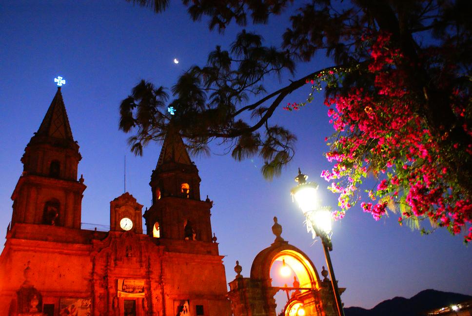 Está a 3 horas de Puerto Vallarta y es un Pueblo Mágico con casonas multicolores y exquisitos dulces con guayaba