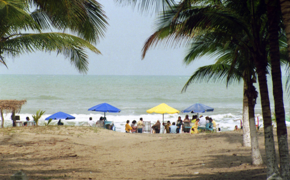 Tecolutla_playa_wikimedia_commons_Ken_Eckert-1000x621 - 5 playas cerca de la CDMX poco visitadas perfectas para un fin de semana de descanso