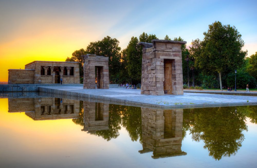 Templo_de_Debod_en_Madrid_wikimedia_commons_Jiuguang_Wang-1000x653 - Semana Santa 2024 en España: los mejores destinos de Madrid para visitar